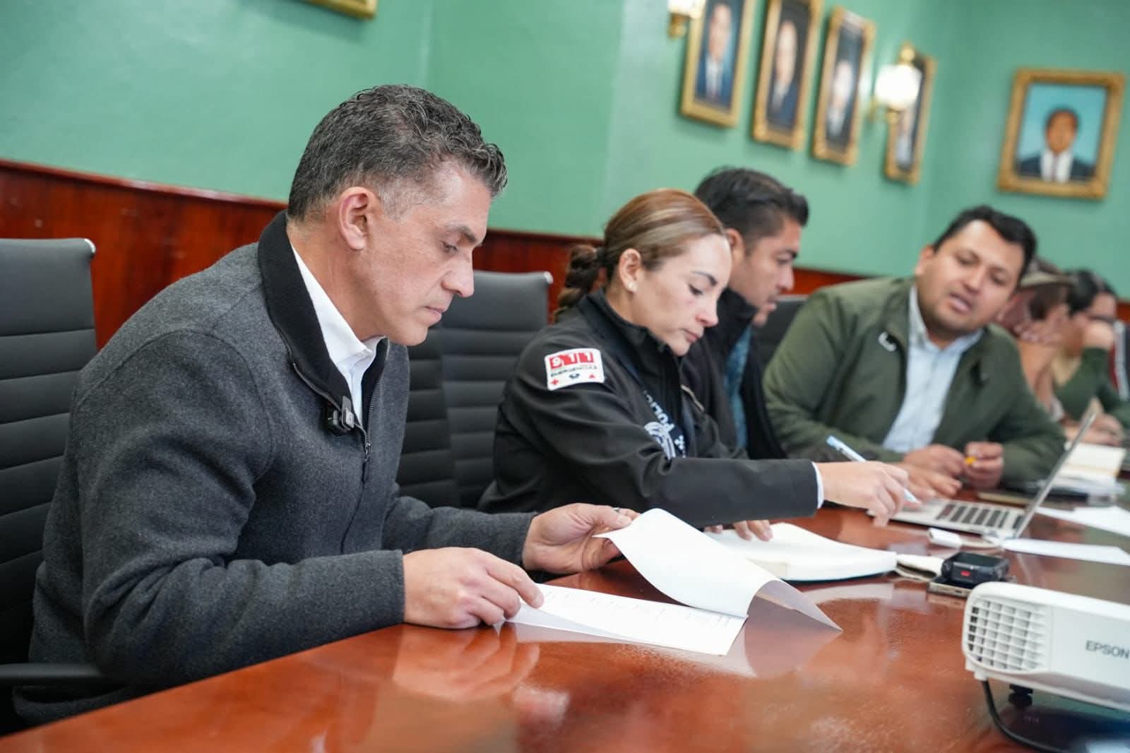 Alfonso Sánchez García revisa con su equipo de trabajo resultados a favor del municipio de Tlaxcala